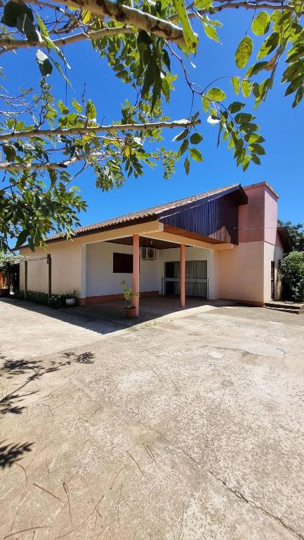 un edificio con un grande vialetto di fronte ad esso di Sitio Balneario do Sossego a Rolante