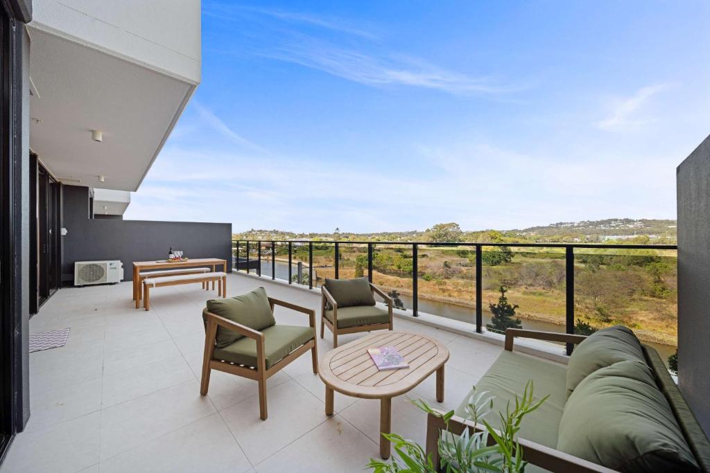 En balkon eller terrasse på The Corso - Sophisticated Living with Waterway Views