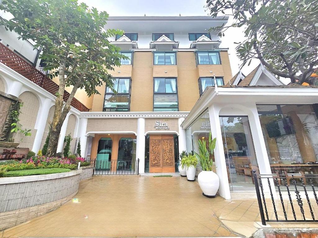 a large building with a front door and a courtyard at Sira Boutique Chiang Mai in Chiang Mai