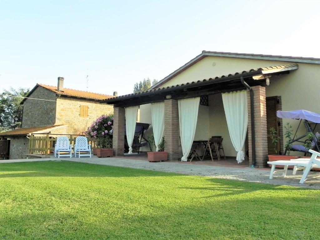 una casa con patio y patio de césped en Agriturismo Pian dell'Osa, en Montiano