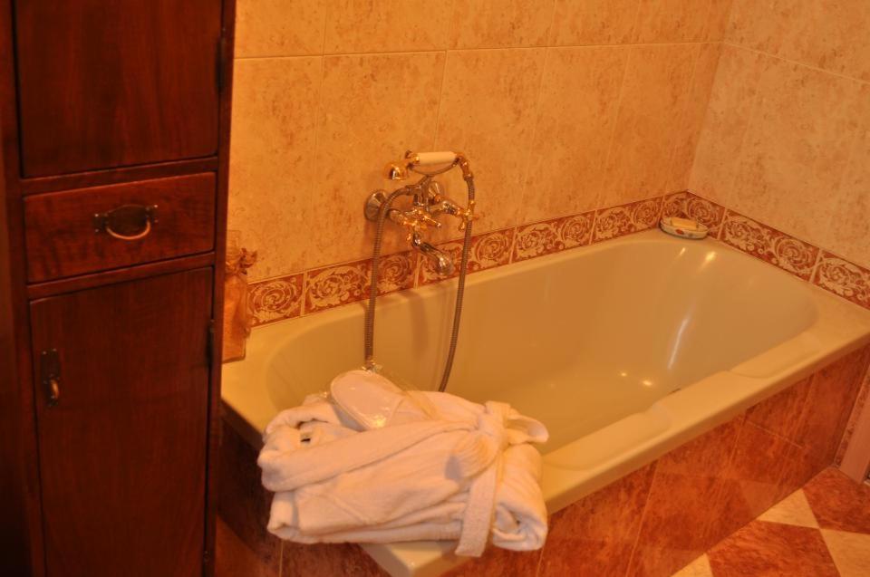 łazienka z wanną i ręcznikami na podłodze w obiekcie B&B La Pescadora w mieście Valeggio sul Mincio