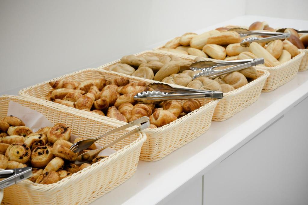 three baskets filled with different types of bagels on a shelf at Corsendonk Duinse Polders in Blankenberge