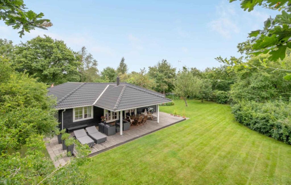 Zahrada ubytování Cozy Cottage Just 300 M From Høve Beach