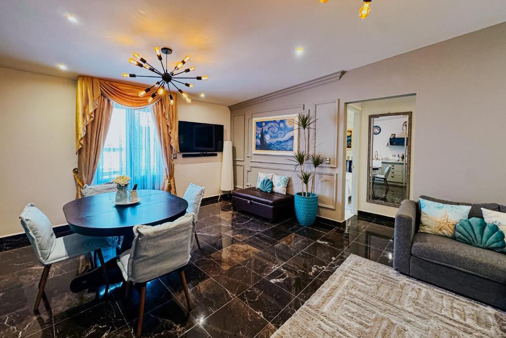 a living room with a table and a couch at Nettuno ValQuirico in Santeagueda