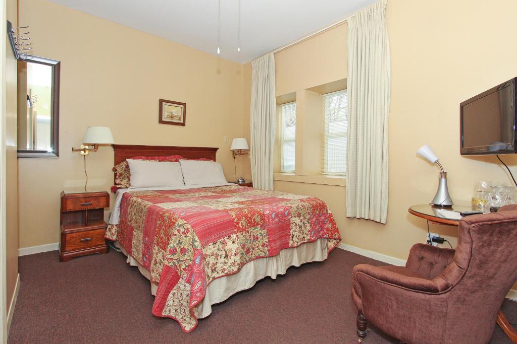 Een bed of bedden in een kamer bij Gower Guest House