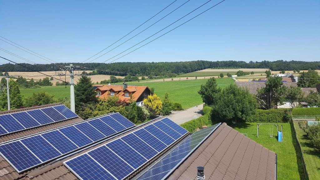 eine Gruppe von Sonnenkollektoren auf Dächern von Häusern in der Unterkunft Landgasthof Traube in Heidenheim