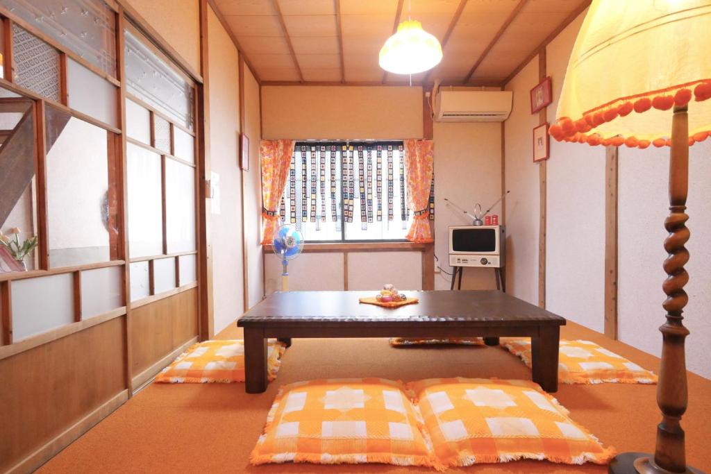 a living room with a table and a window at Retoro MeIeki 1號室 in Nagoya