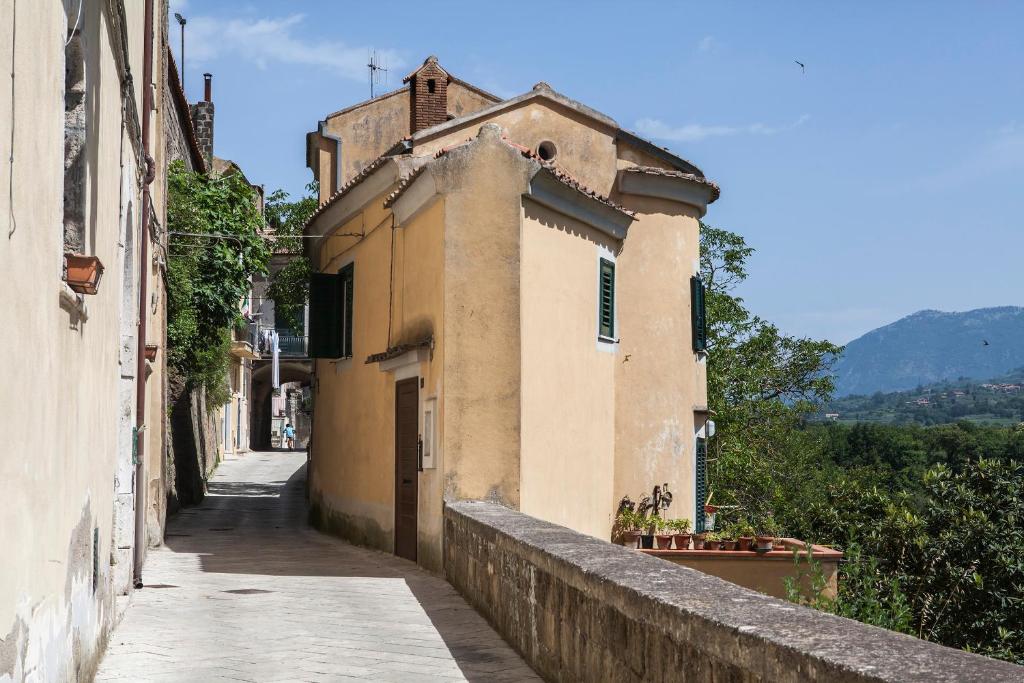 un callejón con un edificio en el lateral en Il Feudo di Sant'Agata, en SantʼAgata deʼ Goti