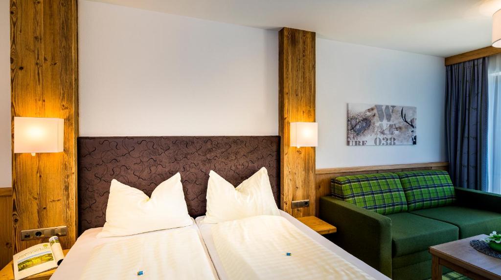 Postel nebo postele na pokoji v ubytování Hotel Alphof Alpbach