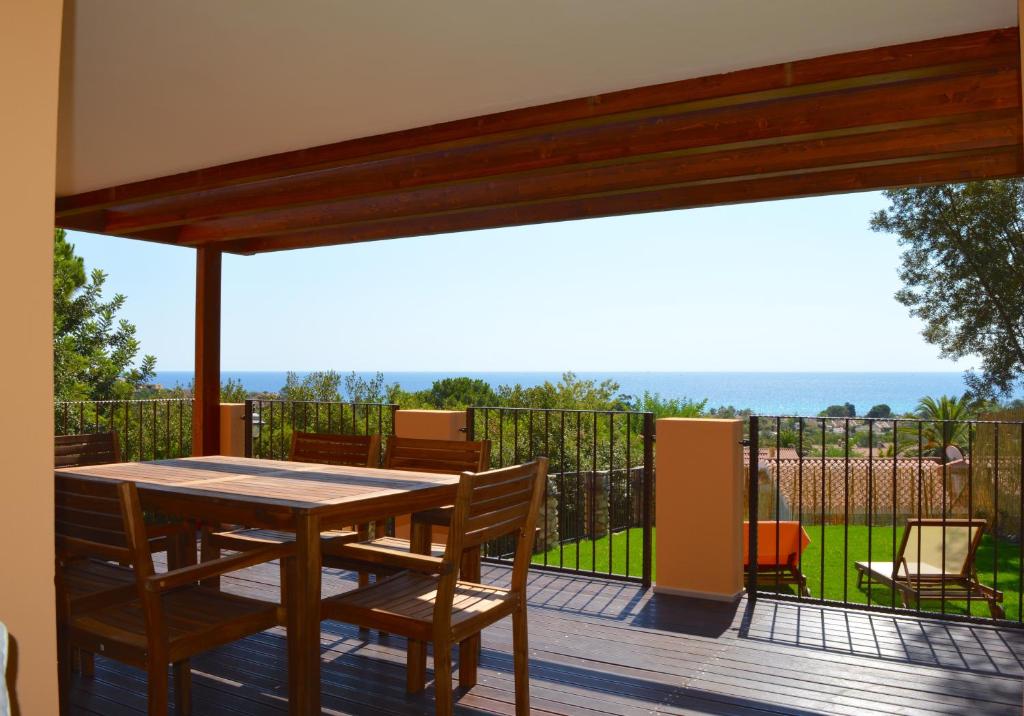 モンテ・ナイにあるVilla Panorama Costa Reiの海の景色を望むデッキ(木製テーブル、椅子付)