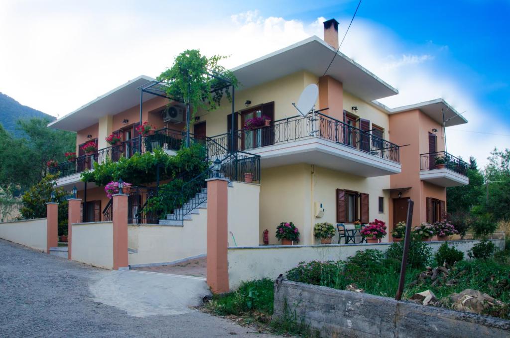 una casa con balconi e fiori su una strada di Nefeli a Levidhion