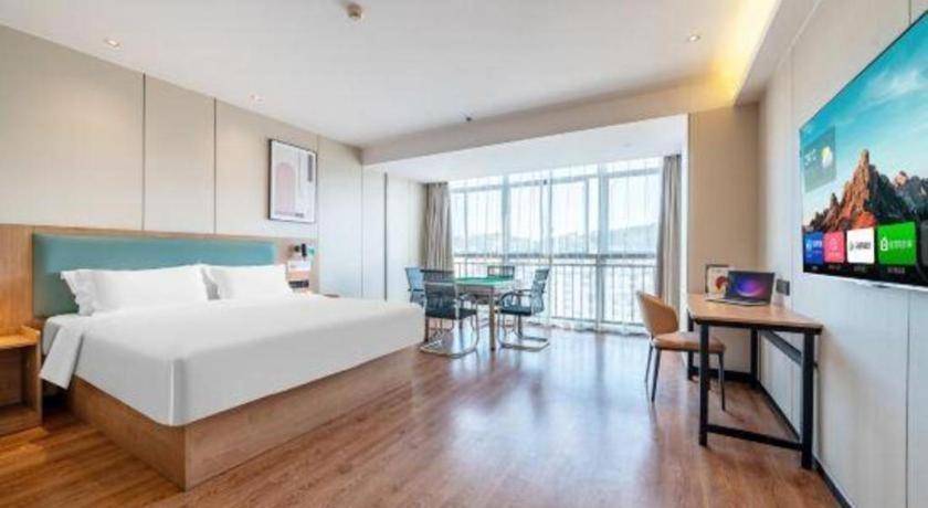 Postel nebo postele na pokoji v ubytování GreenTree Inn Yichun Mingyueshan Airport