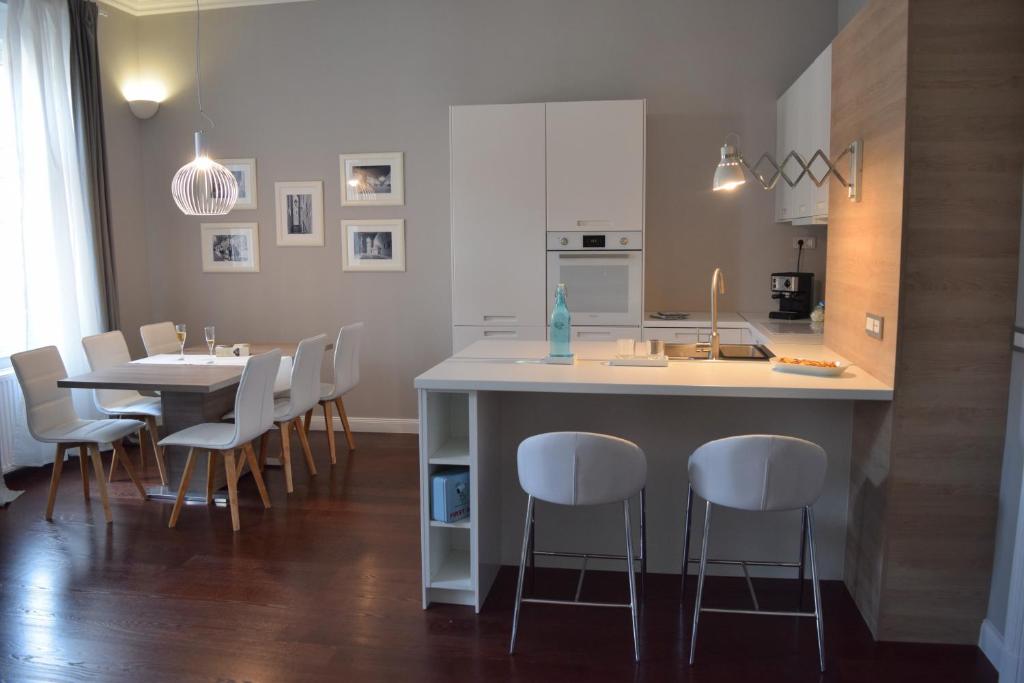een keuken met een tafel en een tafel en stoelen bij Apartment Feel Good in Zagreb