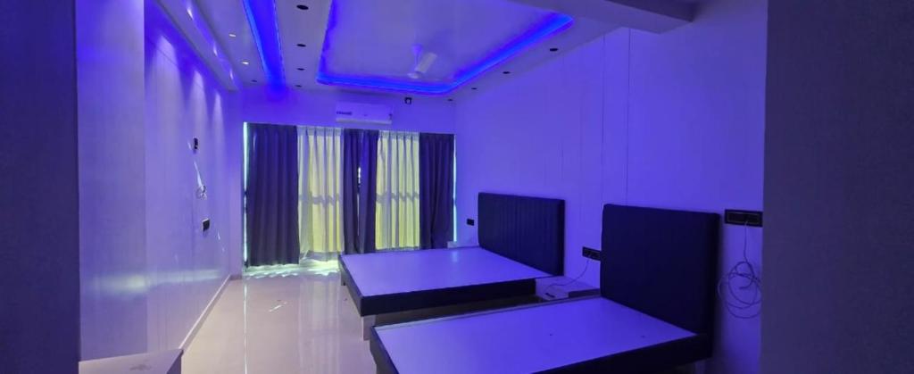 Postel nebo postele na pokoji v ubytování hotel the rudra palace