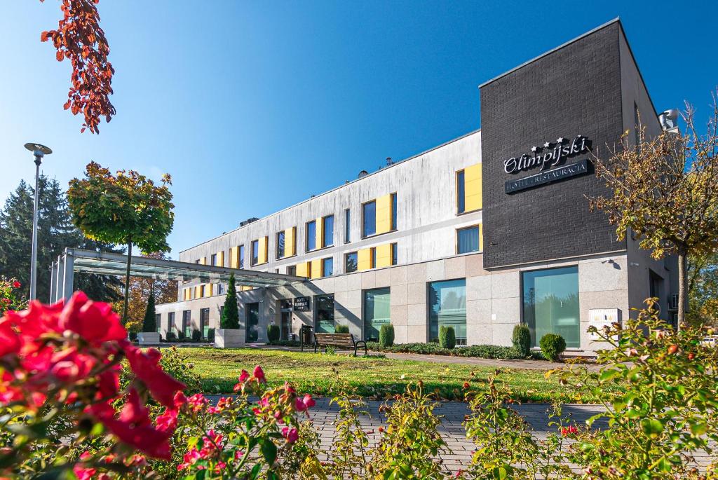 un edificio con un cartello sul lato di Hotel Olimpijski a Oświęcim