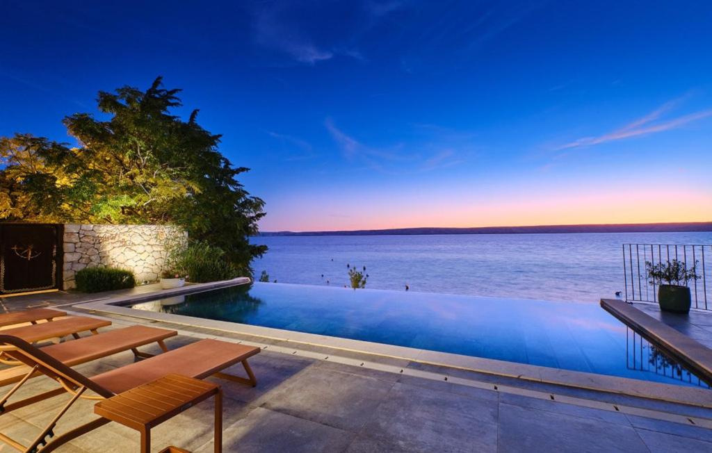 ルコヴォ・シュガイエにあるVilla Wind rose by Villas Guideの水辺の景色が見えるプール