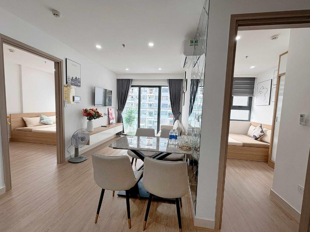 une salle à manger et un salon avec une table et des chaises dans l'établissement Thương Apartment 2, à Thôn Văn Dương
