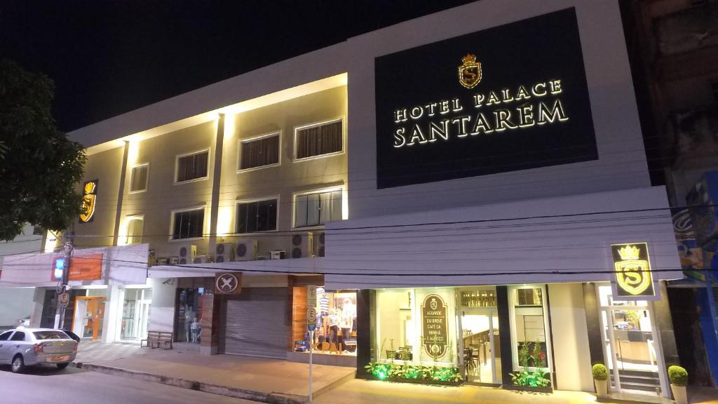 un edificio con un cartel que lee hotel palacio de samurai en Hotel Palace Santarém Brasil, en Santarém