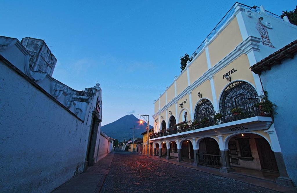 una calle con edificios y una montaña en el fondo en Hotel La Sin Ventura, en Antigua Guatemala