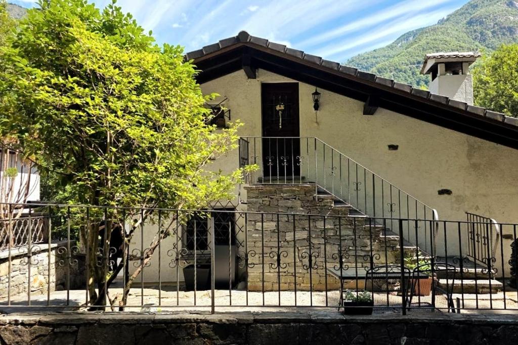 een huis met een trap voor een hek bij Casa Foresta in Maggia