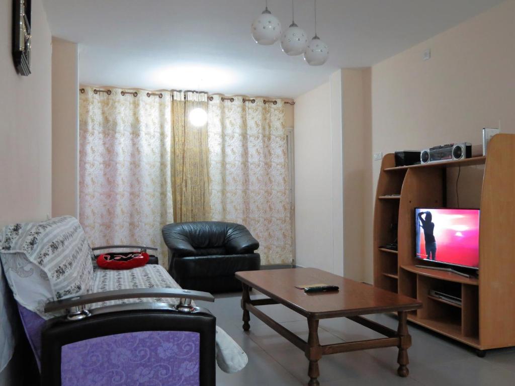 a living room with a couch and a tv at 2 bedroom apartment in Atlit, Haifa district in Atlit