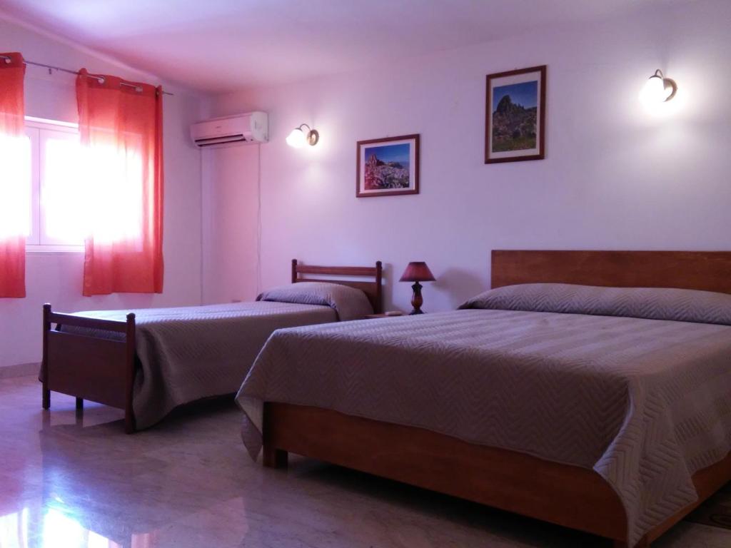 1 dormitorio con 2 camas y ventana en Casa Mulè, en Caltabellotta