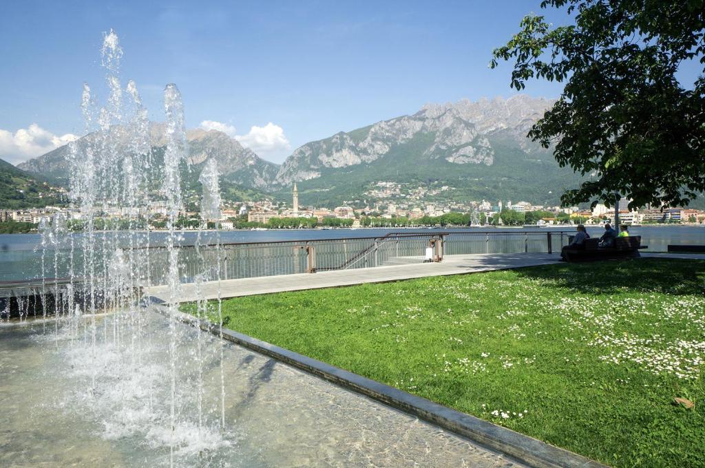 マルグラーテにあるLa finestra sul lagoの山を背景に広がる公園の噴水