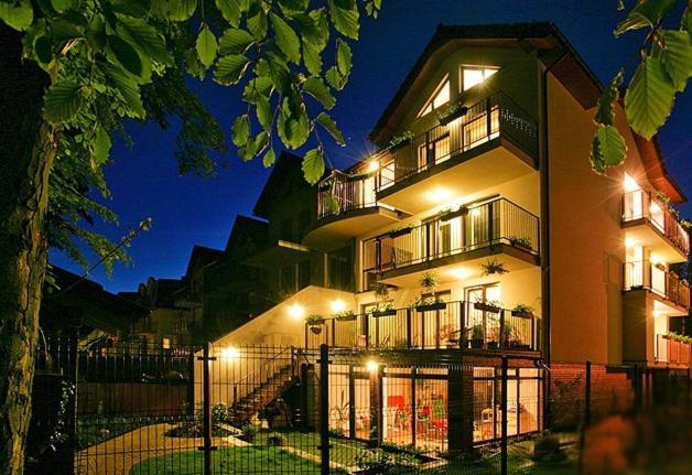 un gran edificio con luces delante en Apartamenty Tęcza, en Świnoujście