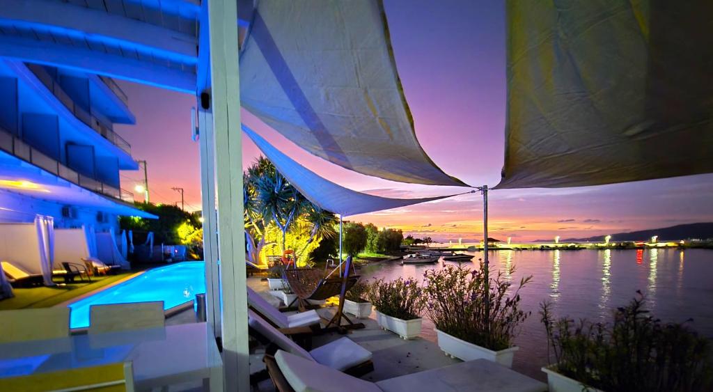 - une vue sur la piscine la nuit dans l'établissement Porto Evia Boutique Hotel, à Amarinthos