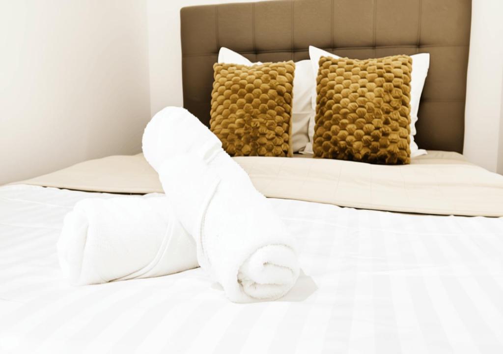 Giường trong phòng chung tại Togton Premium Suite Växjö