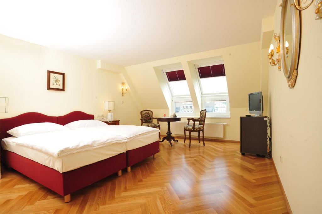 Łóżko lub łóżka w pokoju w obiekcie Hotel Regina