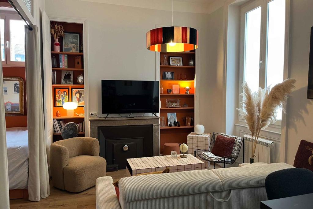 Una sala de estar con un sofá y una chimenea. en Bright and comfortable stay in the heart of Lyon, en Gare des Brotteaux