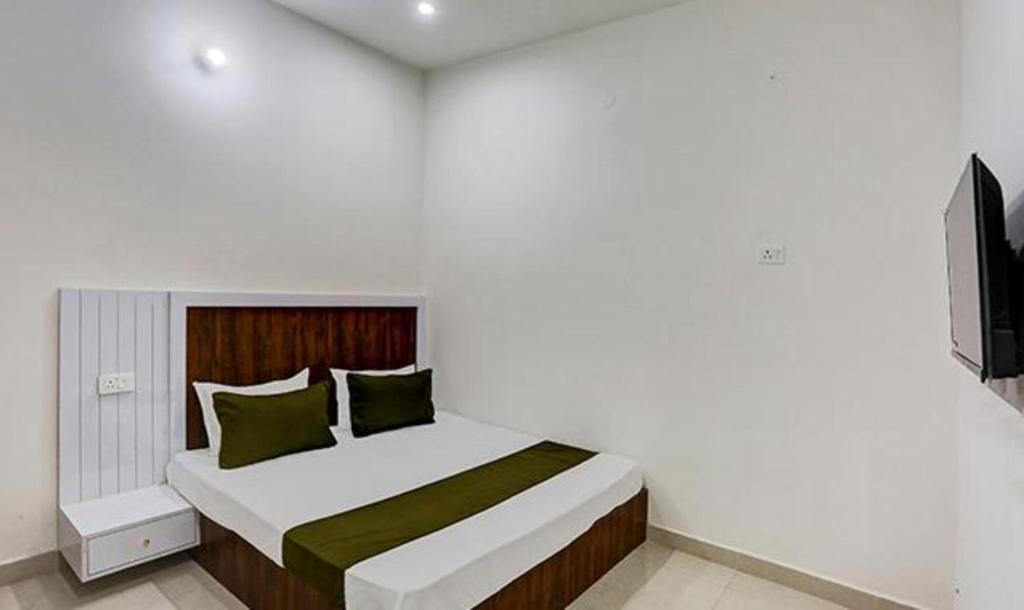 een slaapkamer met een bed en een televisie. bij FabHotel Rajhans in Gurgaon