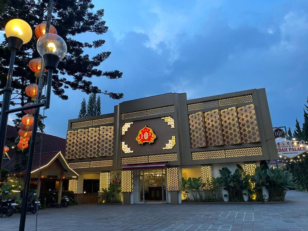 un bâtiment avec une enseigne sur la façade dans l'établissement Hotel Indah Palace Tawangmangu, à Tawangmangu