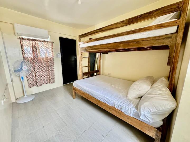 バレルにあるThe house auroraのベッドルーム1室(二段ベッド1組、ファン付)