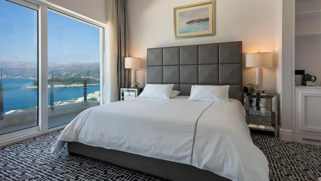 Royal Sky Room with Sea View and Balcony