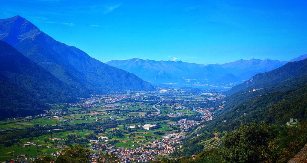 a view of a town in a valley between mountains at Il nido di Siro in Cercino