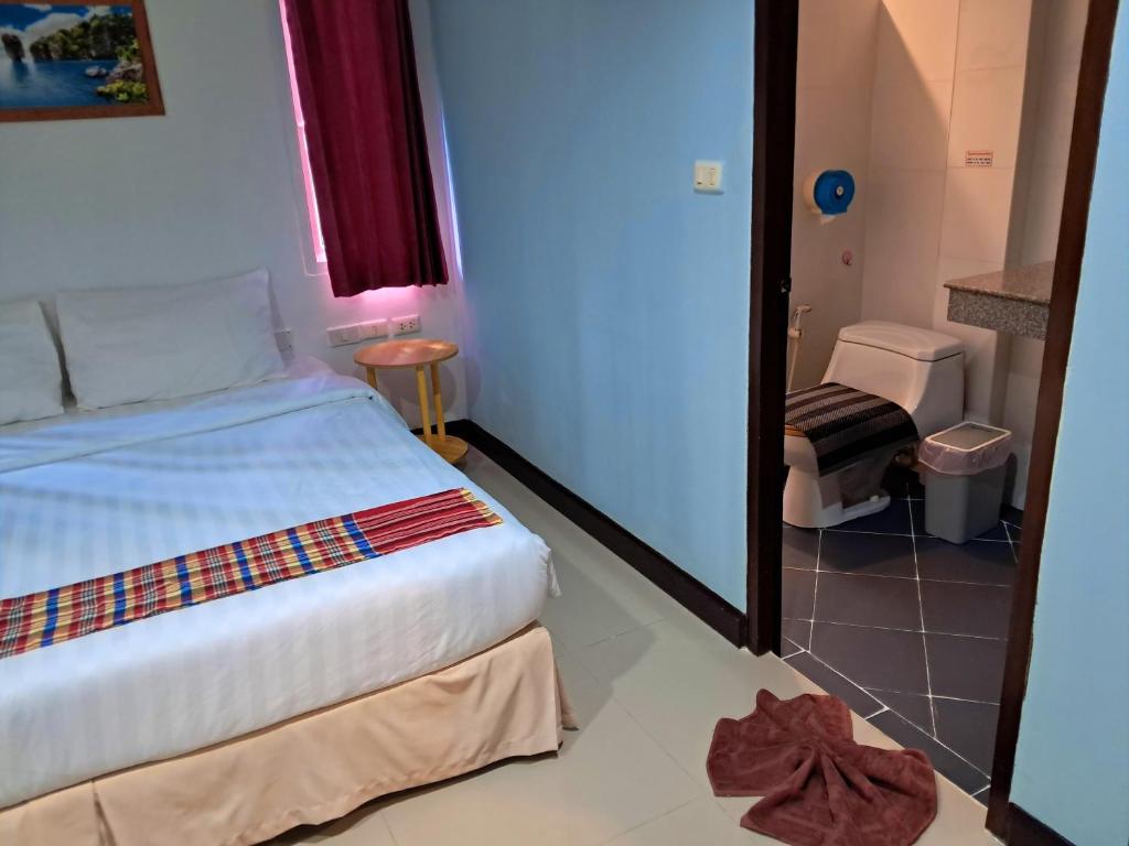 Baan Thara Guesthouse - 8