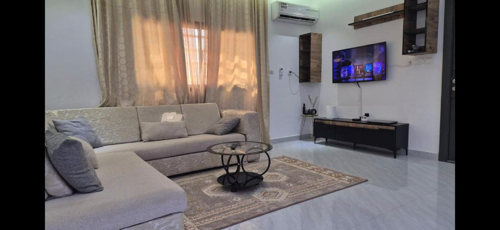 a living room with a couch and a tv at Thiam APPART in Nouakchott