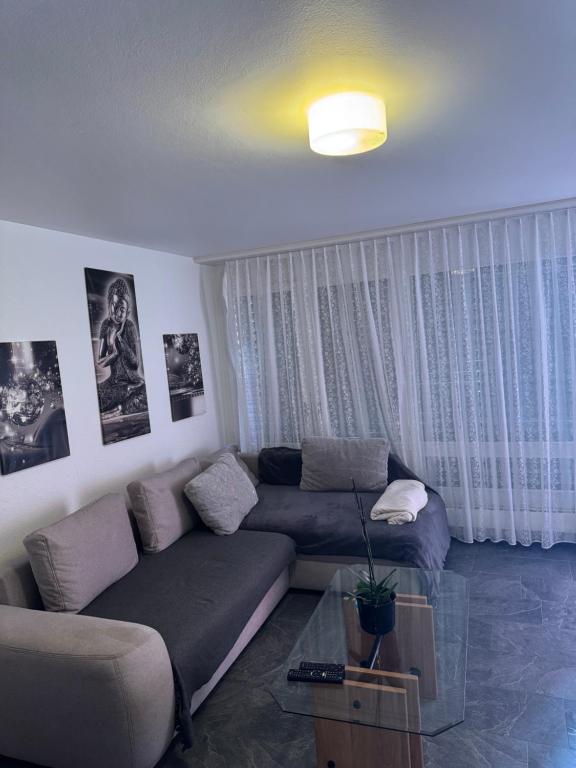 a living room with a couch and a table at Meri 2 in Ostermundigen