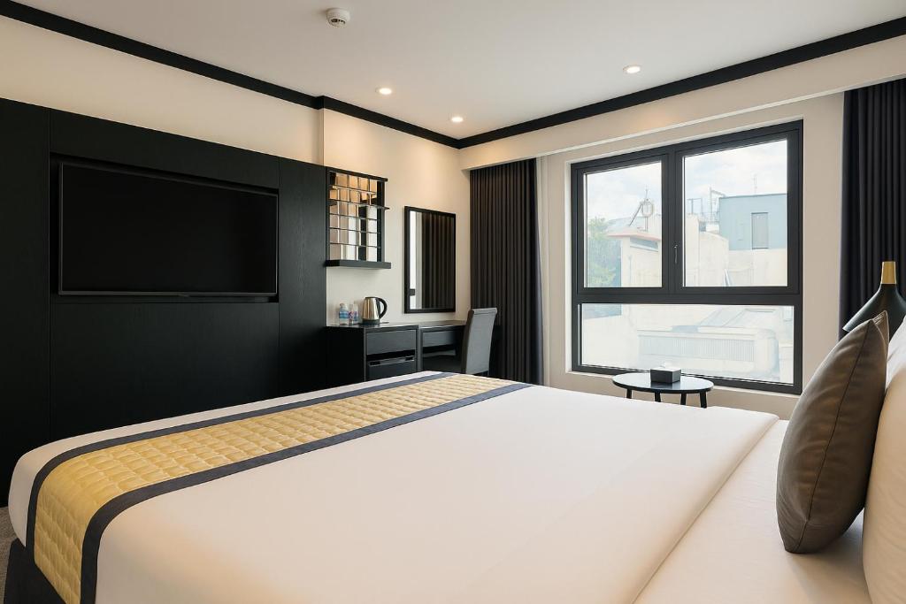 Executive Suite with Bathtub & City View