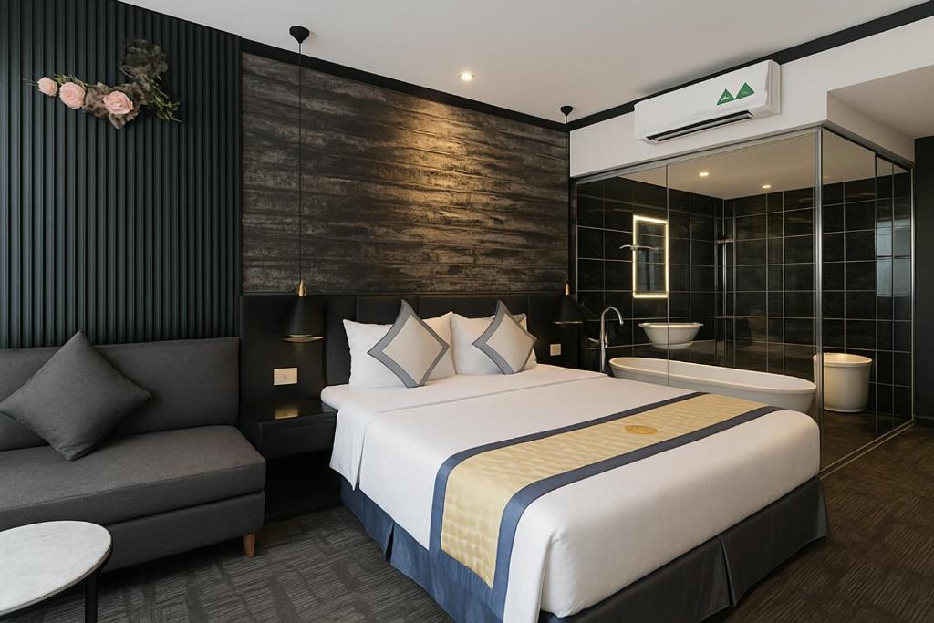 Executive Suite with Bathtub & City View