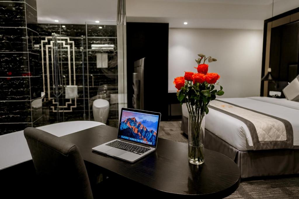 Luxury Suite with Bathtub & City View