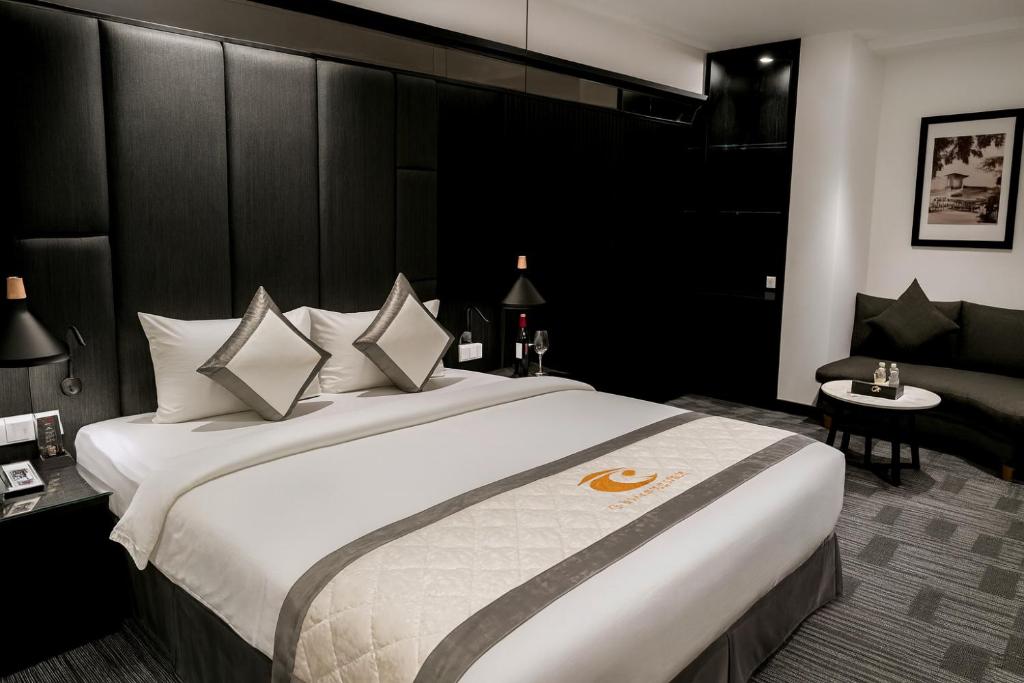 Luxury Suite with Bathtub & City View