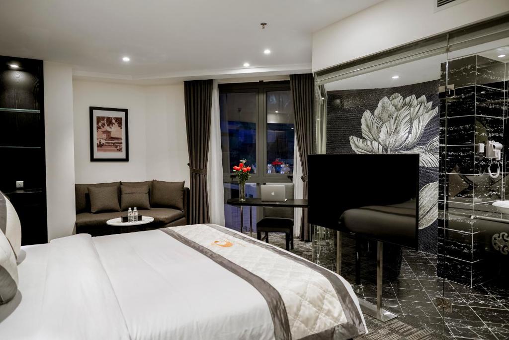 Luxury Suite with Bathtub & City View