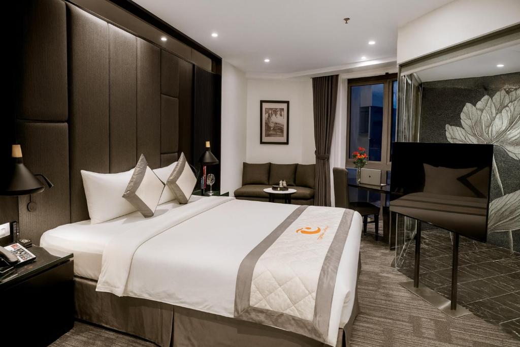 Luxury Suite with Bathtub & City View