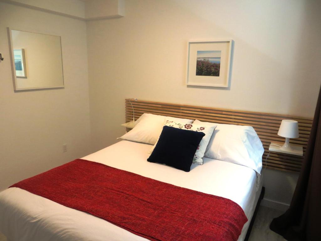 Una cama o camas en una habitación de The Inn on College