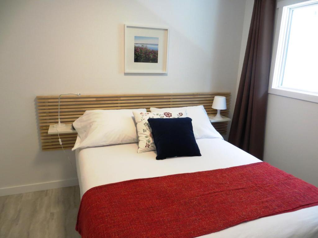 Una cama o camas en una habitación de The Inn on College