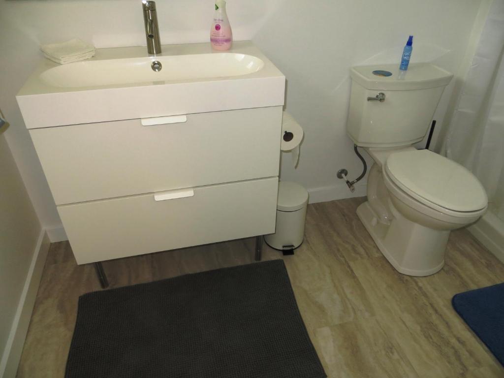 Un baño de The Inn on College