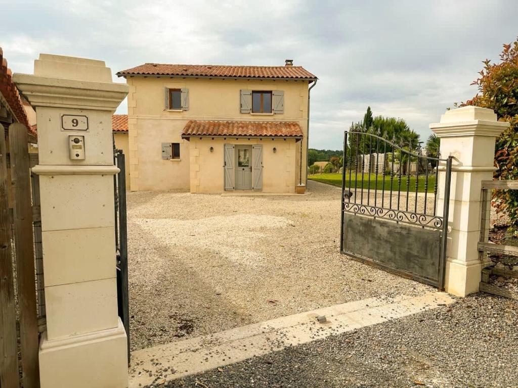 Το κτήριο όπου στεγάζεται  η παραθεριστική κατοικία